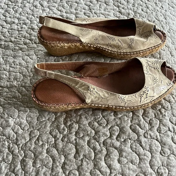 Eric Michael, Perforated design, Ivory, Open toe, Wedge, Euro Size 41 - Picture 2 of 6